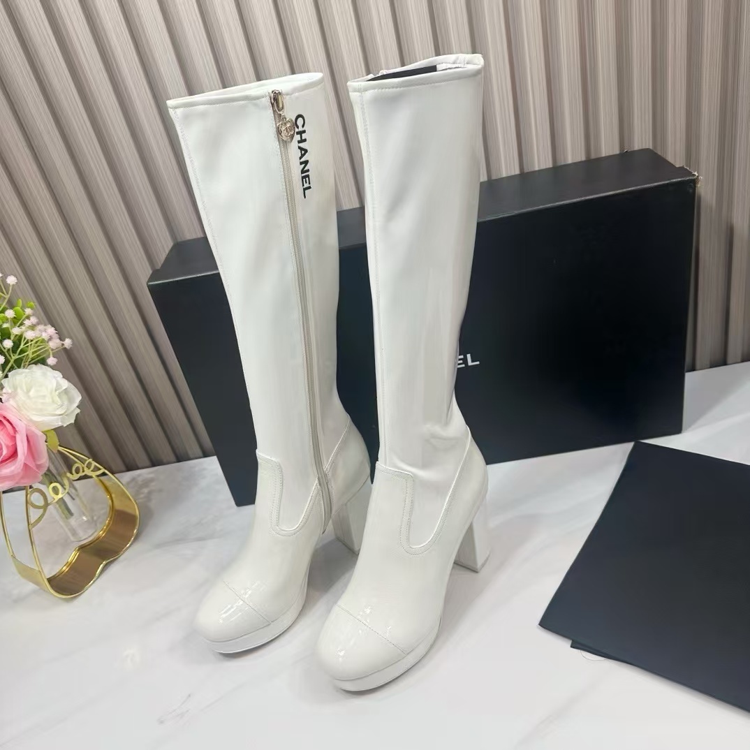 詳細な写真と価格については私に連絡してください。