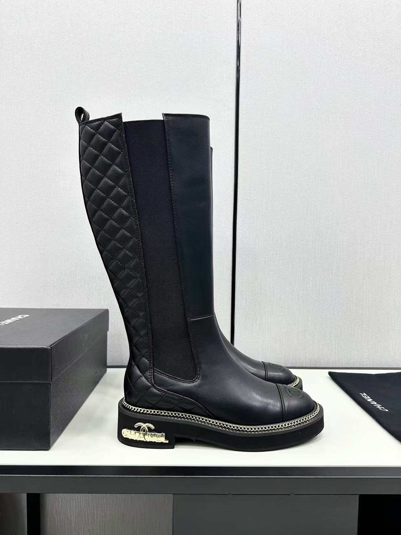 詳細な写真と価格については私に連絡してください。