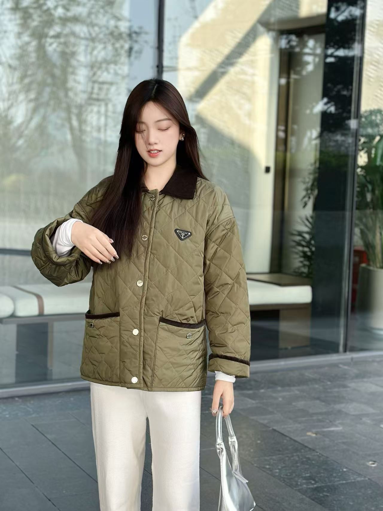 詳細な写真と価格については私に連絡してください。