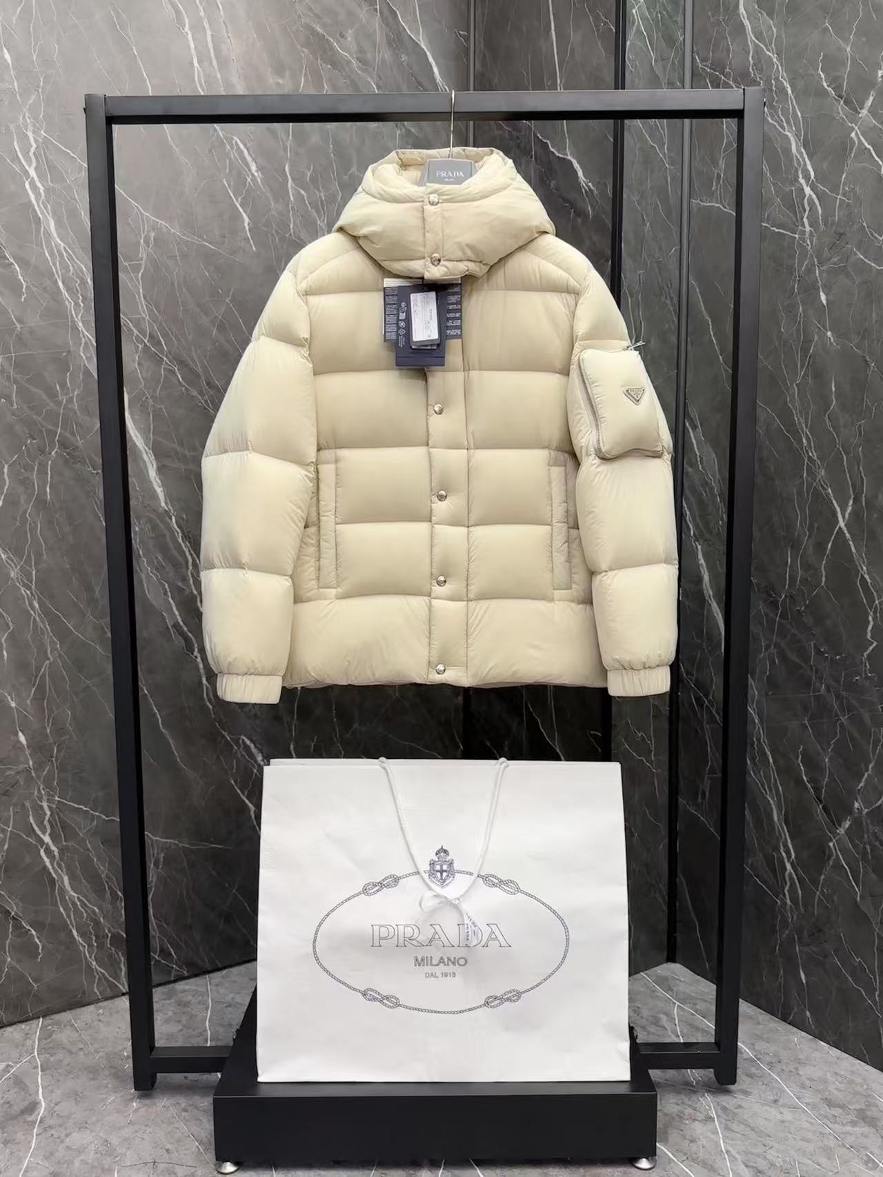 詳細な写真と価格については私に連絡してください。