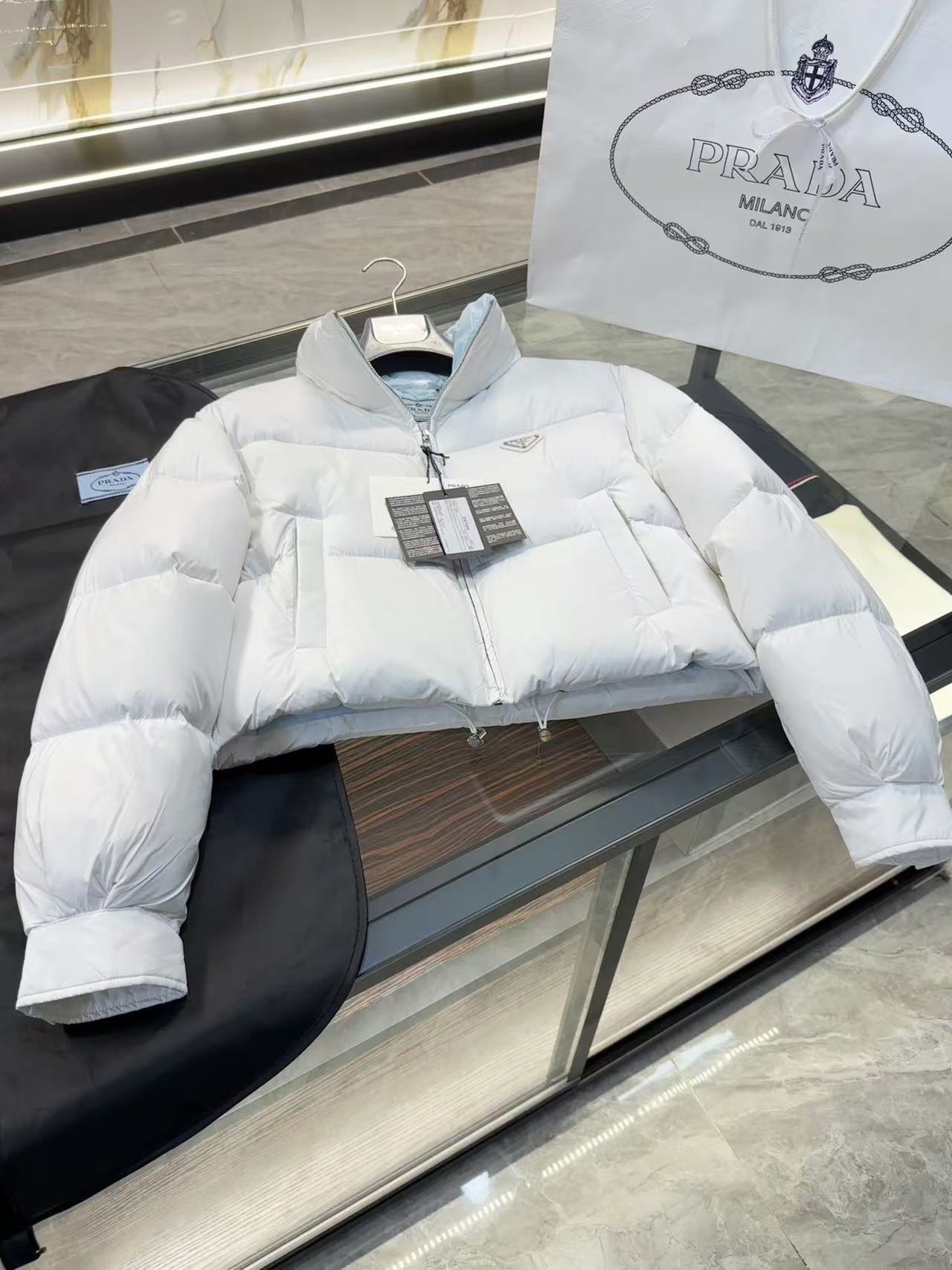 詳細な写真と価格については私に連絡してください。