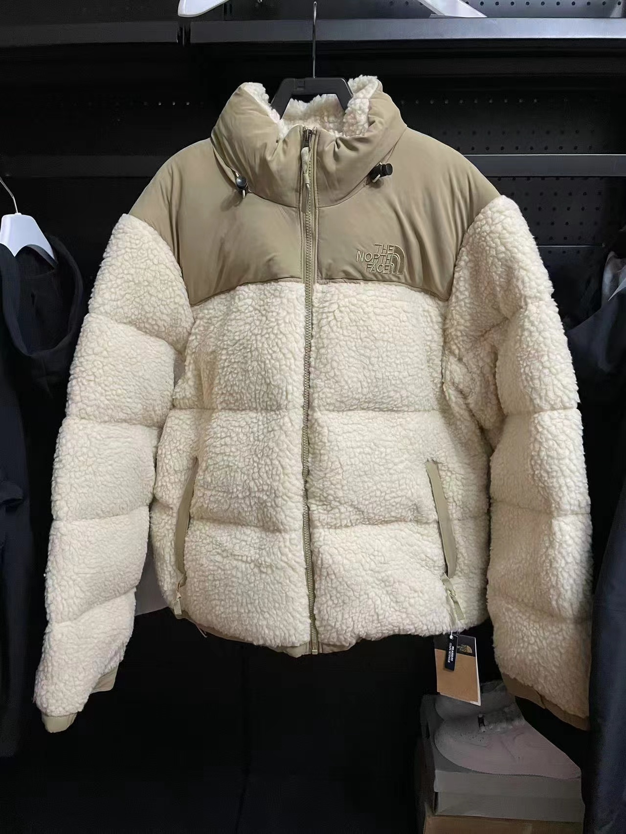 詳細な写真と価格については私に連絡してください。