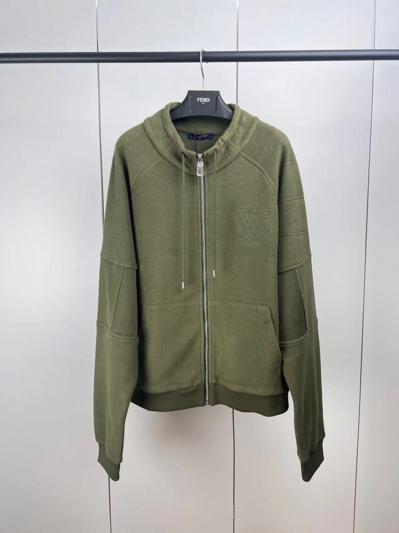 詳細な写真と価格については私に連絡してください。