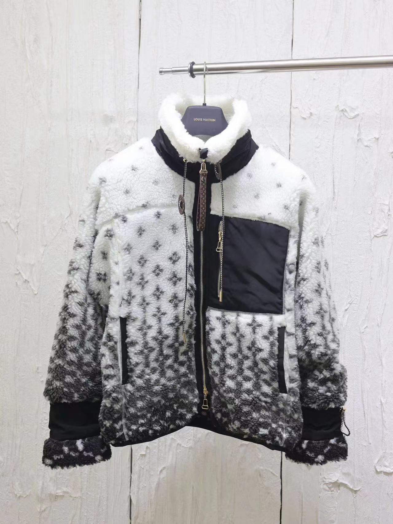 詳細な写真と価格については私に連絡してください。