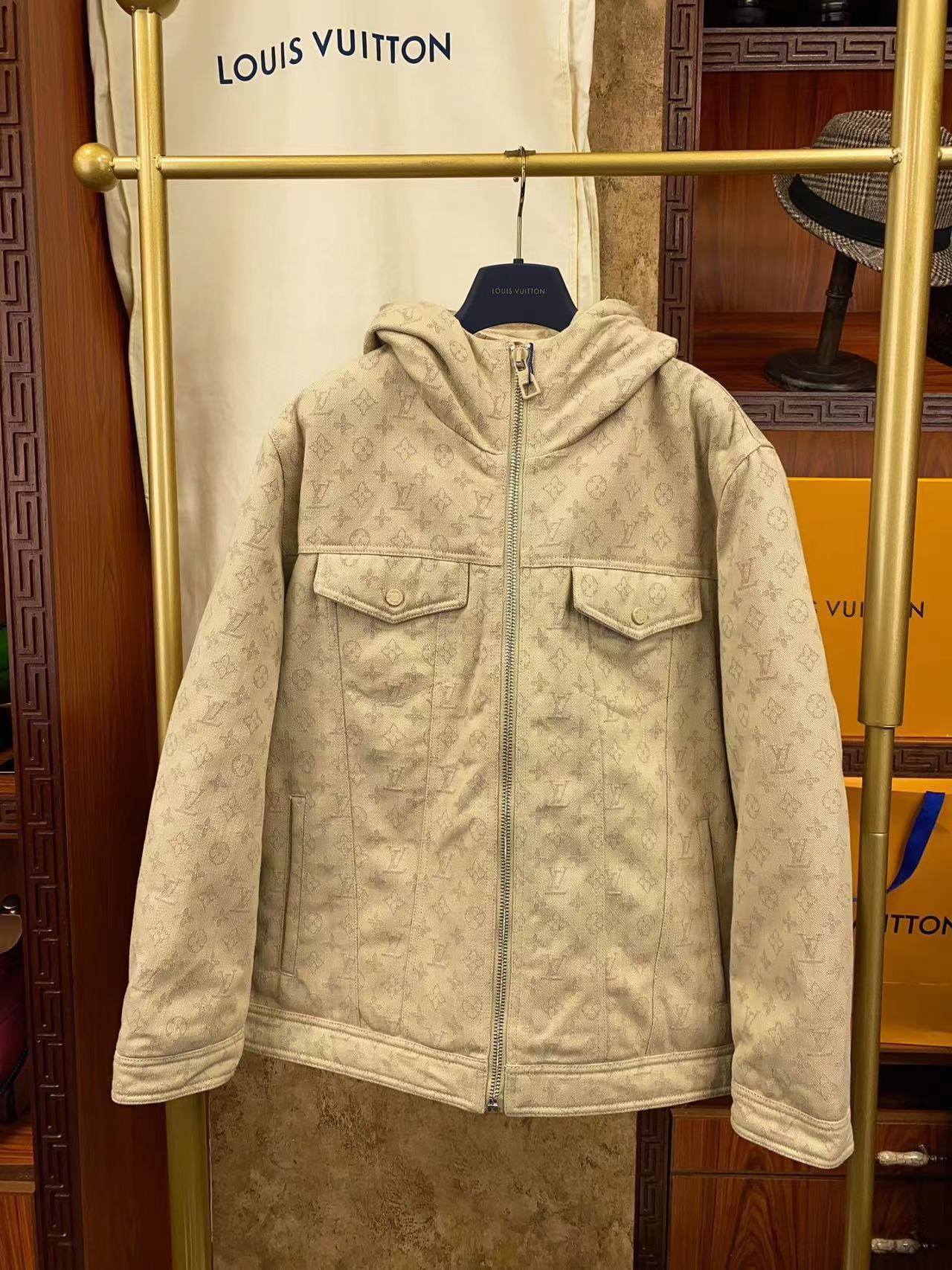 詳細な写真と価格については私に連絡してください。