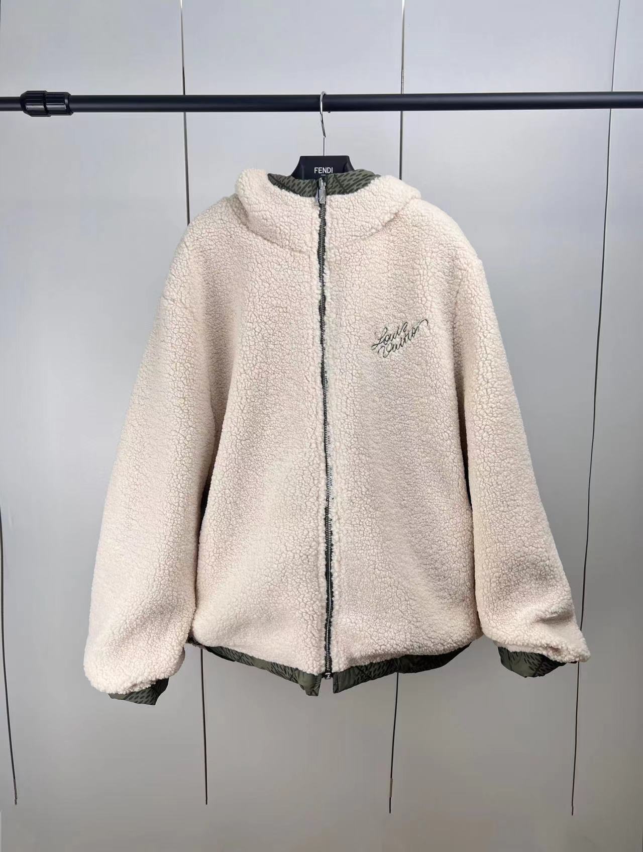 詳細な写真と価格については私に連絡してください。