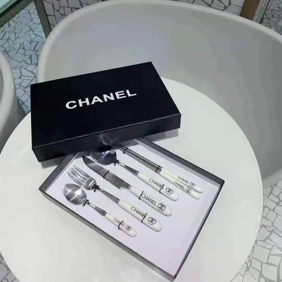 詳細な写真と価格については私に連絡してください